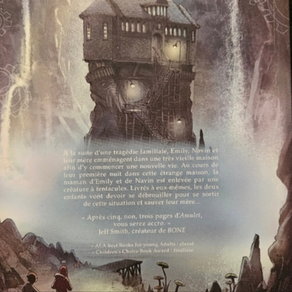 🌞4/20$ Scholastic Amulet Graphic Novel with Red and Blue Cover - Picture 3 of 3